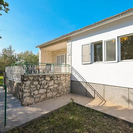 House Antulov Semesterbostad